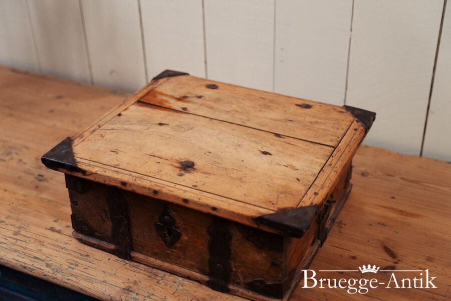 Bruegge Antik Antiquitaet August 2025 304 - Brügge Antik